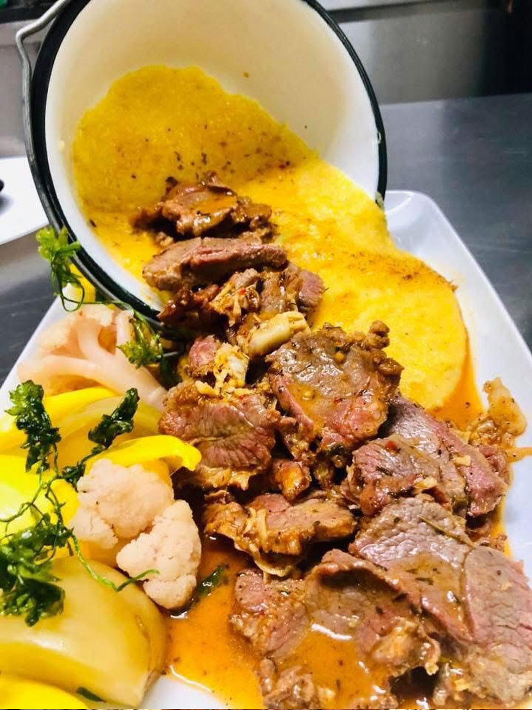 Pastramă de oi fasonata bine, doar carnita