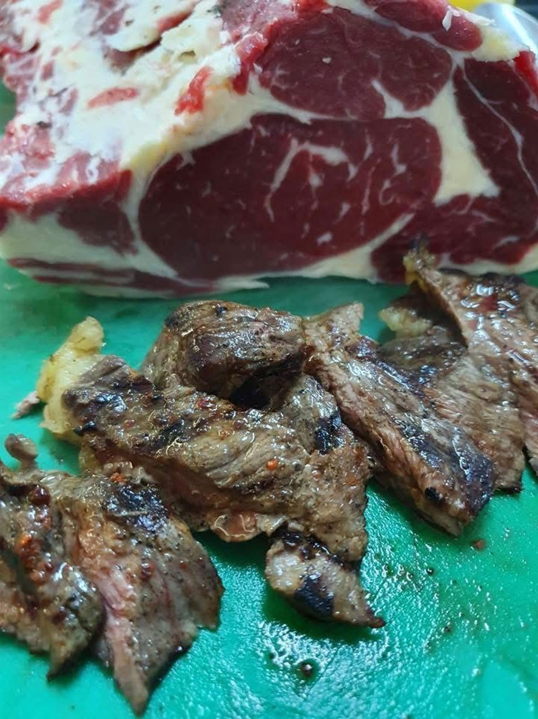 Julienne din antricot de vită sotate în unt, flambate cu cognac, stinse cu vin, pe pat de salate mixate