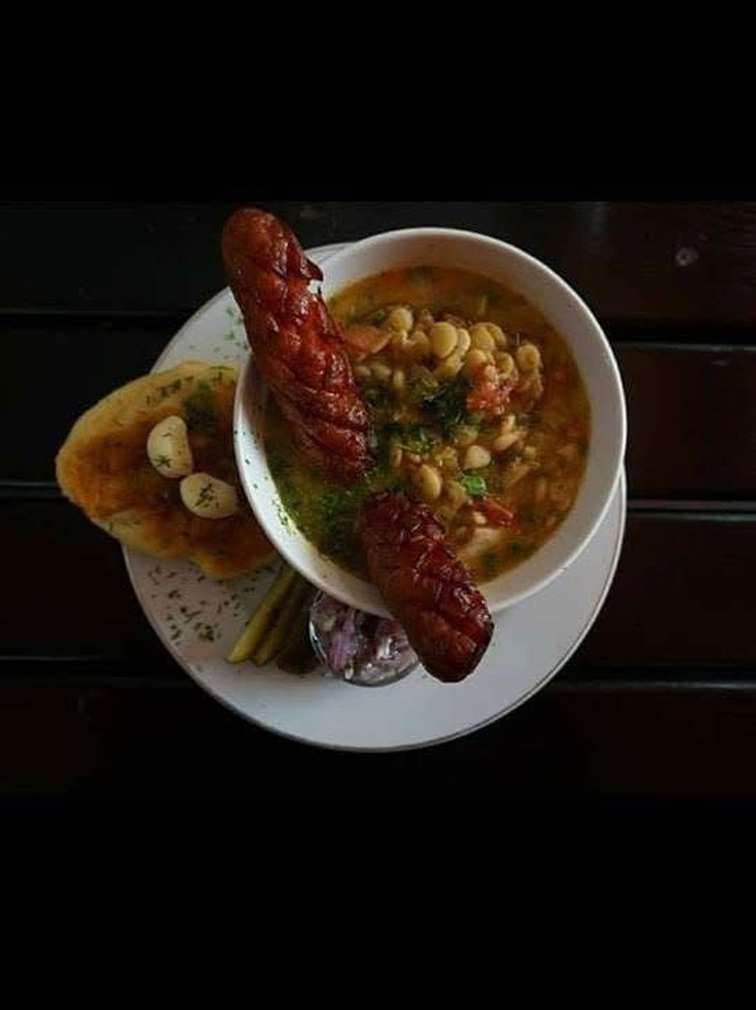 Iahnie de fasole cu afumaturi, ardei iuti, salata de ceapa rosie si doua-trei muraturi